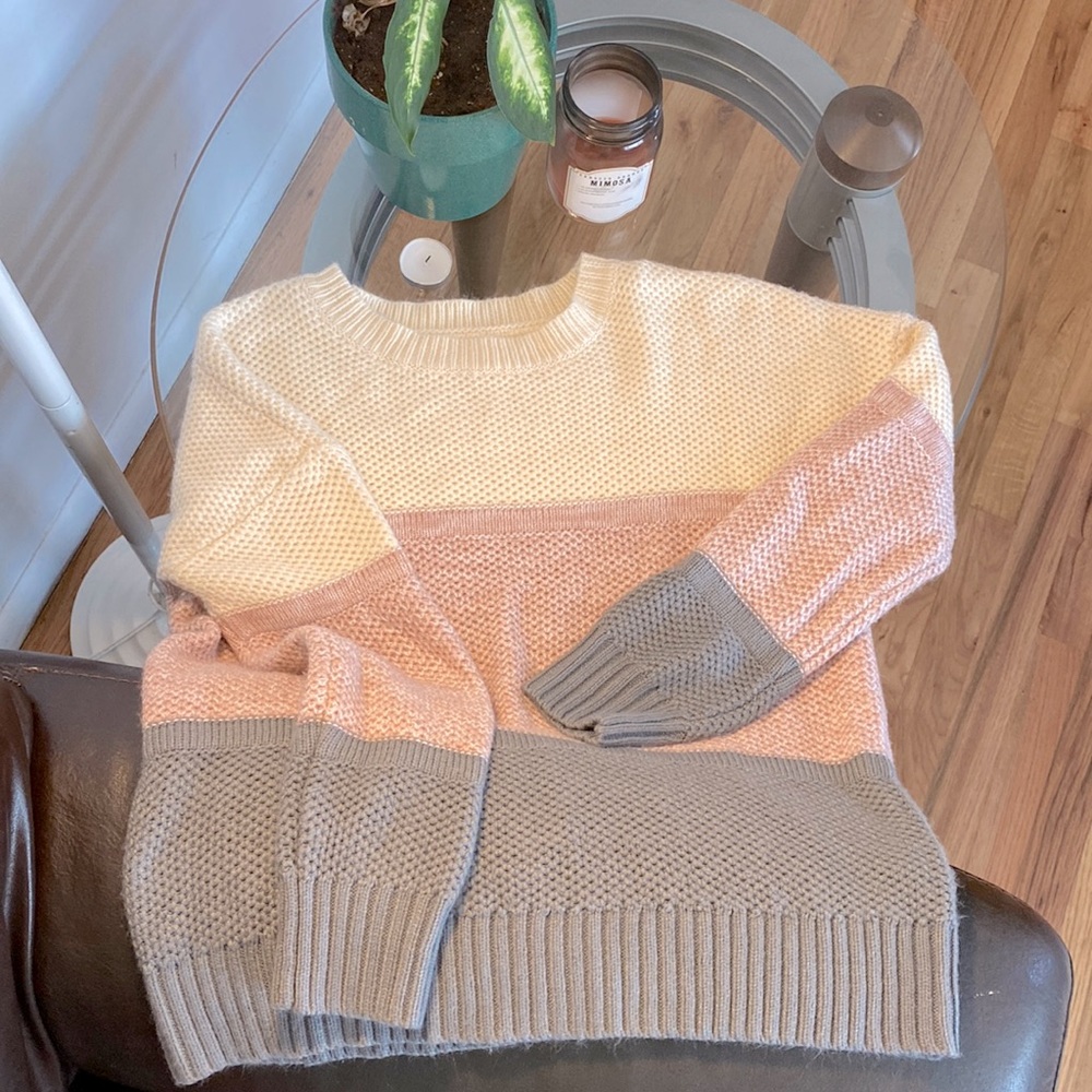 This a medium sized knitted sweater, that fits loosely but isn’t baggy.